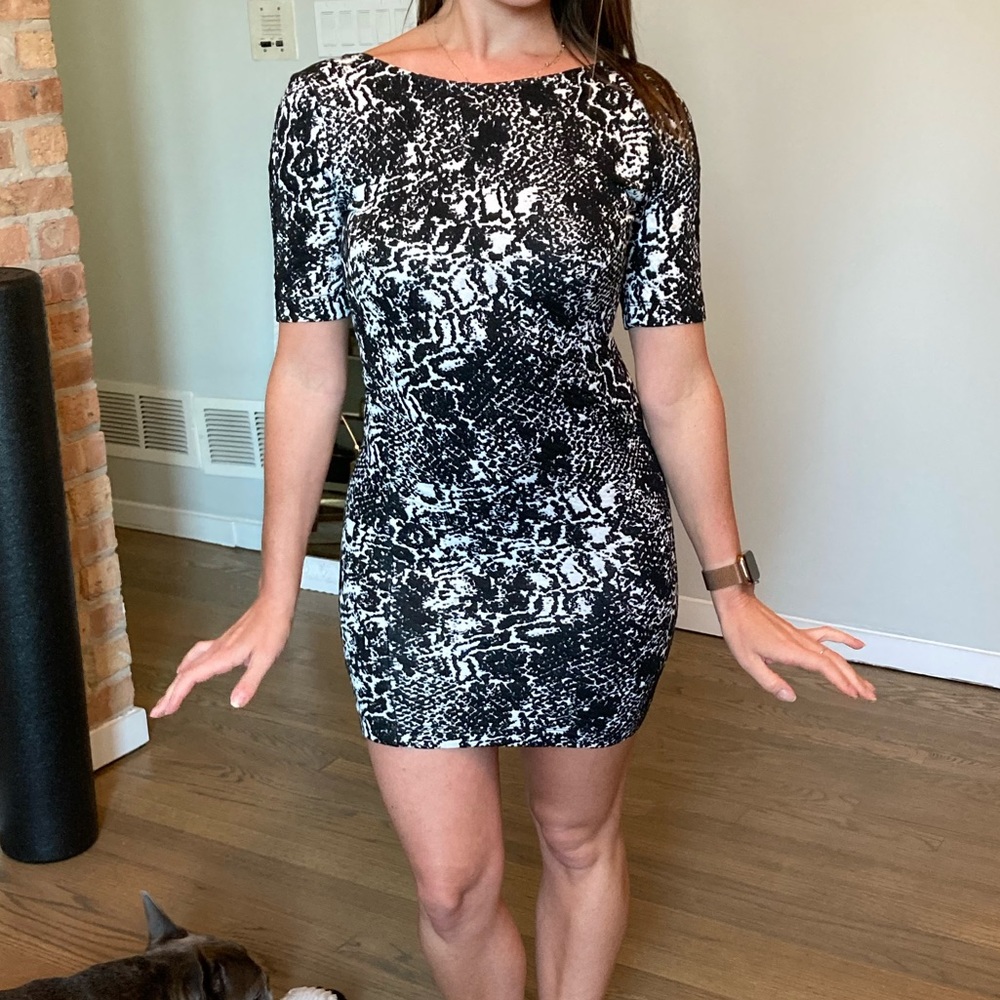 H&M - black and white body in dress short sleeve size 4